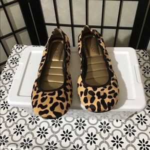 Me Too Womens Flynn Leather Ballet Flat Shoe, Tan Jaguar.